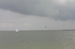 Ein Kitespot bei unserer Einfahrt auf das Ijseelmeer